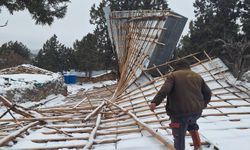 Şiddetli fırtına ahırın çatısını uçurdu