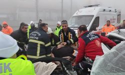 Yoğun siste zincirleme kaza: 1'i ağır 2 yaralı