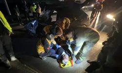 Bursa'da sabah saatlerinde korkunç kaza: Bariyerlere çarpan araçta 2 kişi ağır yaralandı