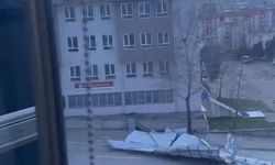 Cami'nin çatısı uçtu, yol kapandı