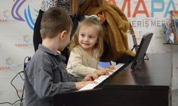 Niğde TemaPark AVM’de çocuklar piyano başında