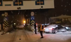 Niğde’de kontrolden çıkan otomobil gişeye çarptı