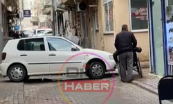 Niğde’de yol ortasına park edilen otomobil engelli vatandaşı zor durumda bıraktı