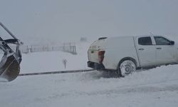 Karda mahsur kalan araçlar kurtarıldı