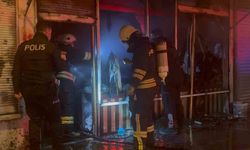 Gece yarısı yangın paniği: Çantacı dükkânı küle döndü