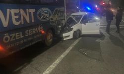 Bor'da otomobil otobüse çarptı