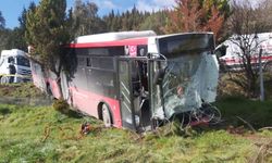 Belediye otobüsü ile panelvan çarpıştı: 1 ölü, 8 yaralı