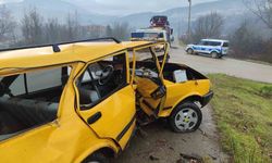 Otomobil demir bariyere çarptı: 1 yaralı