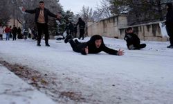 Çocuklar karın keyfini kayarak çıkardı