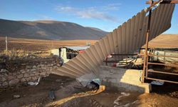 Fırtınada uçan çatının altında kalarak yaşamını yitirdi