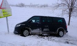 Karlı yolda kontrolden çıkan minibüs şarampole indi