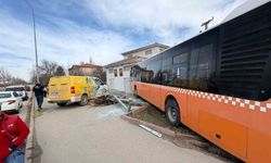 Kargo aracı belediye otobüsüne çarptı