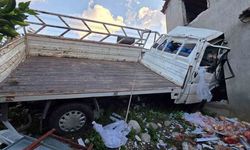 Kontrolden çıkan kamyonet eve çarptı