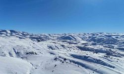 Çatısında kar yağışı yüzleri güldürdü