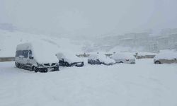 10 yılın en yoğun kar yağışı: Araçlar kar altında kaldı
