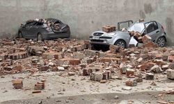 Metruk binanın çatı duvarı otoparka devrildi