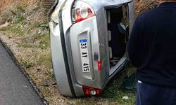 Kontrolden çıkan otomobil devrildi