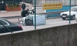 Rüzgarın etkisiyle devrilen otomobile çevredeki vatandaşlar koştu