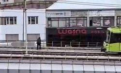 Rüzgarın kopardığı tabela metro hattına düştü