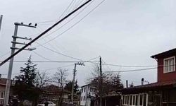 Dev bayrak direği elektrik tellerinin üzerine devrildi