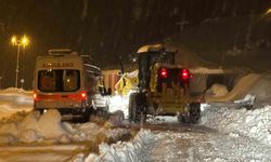 Yolda mahsur kalan ambulans 3 saat sonra kurtarıldı