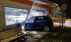 Alkollü sürücü kantar binasına çarptı