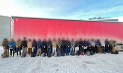 Tır dorsesine gizlenen 25 kaçak göçmen yakalandı