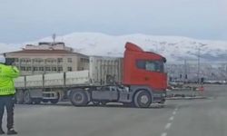 Niğde Emniyet Kavşağı’nda TIR’la otomobil çarpıştı