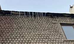 Niğde’de buz sarkıtları tehlike saçıyor