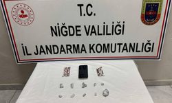 Kemerhisar’da durdurulan araçtan kokain ve hap çıktı