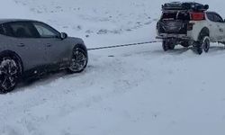 Yolda mahsur kalan sürücünün yardımına Off-Road ekibi yetişti