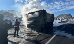 Kamyon yandı, kullanılamaz hale geldi