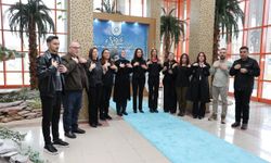 İşitme engelli öğrencilerin hayatlarını kolaylaştırmak için işaret dili öğreniyorlar