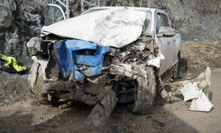 Akaryakıt tankeri ile çarpışan kamyonet hurdaya döndü