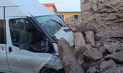 İşçi servisi bahçe duvarına çarptı: 2'si ağır 14 yaralı