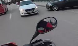 Caddede ters yöne giren otomobil trafiği tehlikeye attı