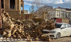 Duvar otomobilin üzerine yıkıldı