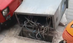 Niğde’de fırtına elektrik panosunu devirdi