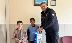 Çamardı'da öğrenciler buldukları telefonu emniyete teslim etti