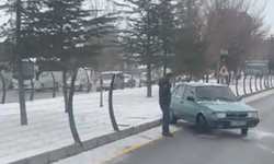 Otomobil kontrolden çıkarak orta refüje çarptı