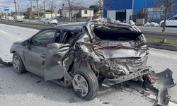 Kamyonun çarptığı otomobil adeta preslendi