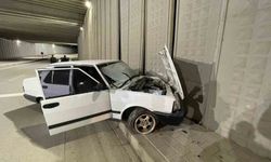 Kontrolden çıkan otomobil alt geçidin duvarına çarptı