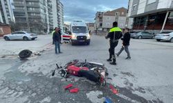 Otomobille motosikletin karıştığı kaza ucuz atlatıldı