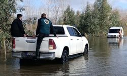 Sel sularında mahsur kalan araçları ekipler kurtardı