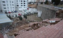 15 metre yüksekliğindeki istinat duvarı çöktü