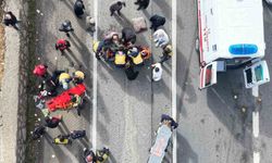 Otomobille çarpışan elektrikli bisiklet hurdaya döndü