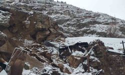 Yamaçtan kopan kayalar tehlike saçtı