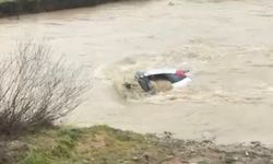 Sürücü kıyıya çıktı, otomobil suda kaldı