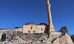 Tarihi caminin istinat duvarı çöktü, o anlar kameralara yansıdı