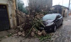 Duvar çöktü, park halindeki araç zarar gördü